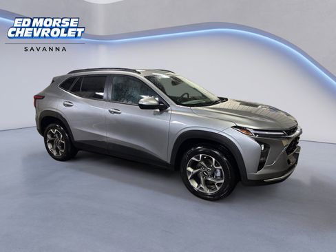 Used 2025 Chevrolet Trax LT w/ LT Convenience Package image 7