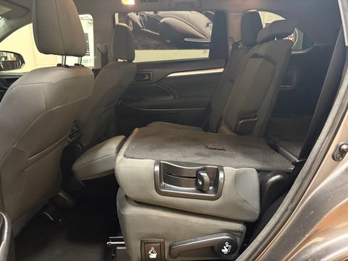 Used 2018 Toyota Highlander LE AWD/4WD image 21