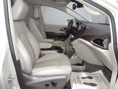 Used 2020 Chrysler Pacifica Touring-L w/ Tire & Wheel Group FWD image 23
