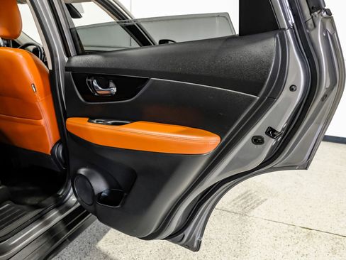 Used 2018 Nissan Rogue SL w/ Premium Package image 56