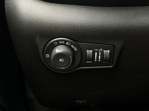 Used 2025 Jeep Compass Latitude image 21