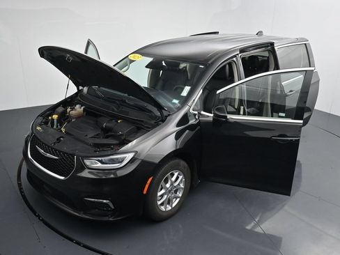 Used 2023 Chrysler Pacifica Touring-L FWD image 40