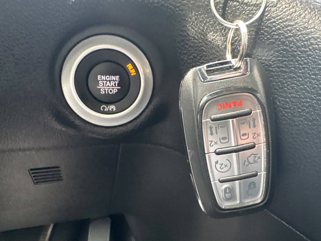 Used 2026 Chrysler Pacifica Select FWD image 38