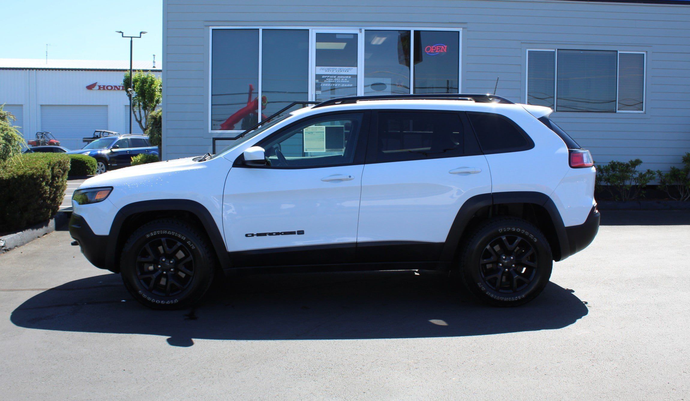 Used 2019 Jeep Cherokee Sport AWD/4WD image 3