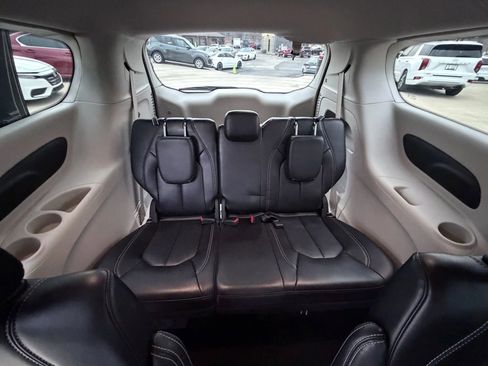 Used 2023 Chrysler Pacifica Touring-L image 55
