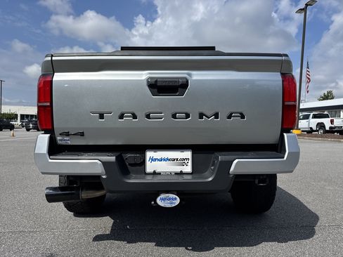 Used 2025 Toyota Tacoma SR5 AWD/4WD image 9