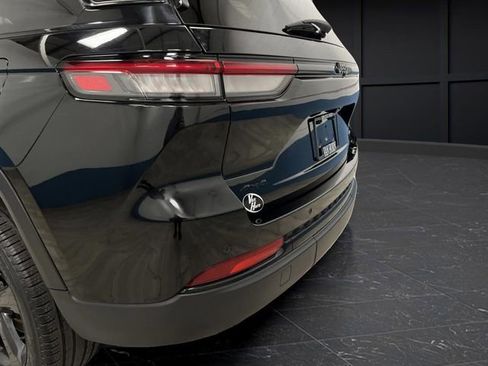 Used 2023 Jeep Grand Cherokee Limited w/ Luxury Tech Group II image 34