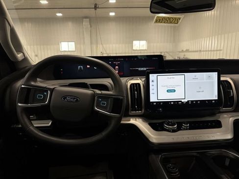 Used 2025 Ford Expedition Active AWD/4WD image 10