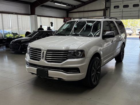 Used 2017 Lincoln Navigator L Reserve image 4
