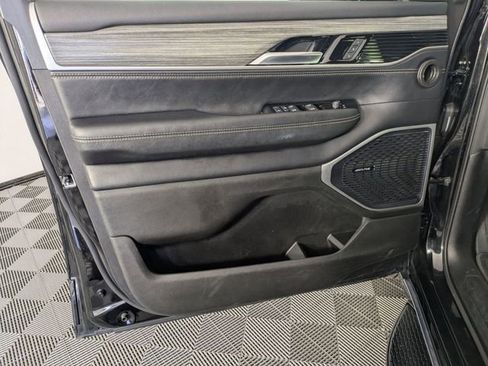 Certified 2024 Jeep Wagoneer L Series II w/ Flexible Seating Group image 9