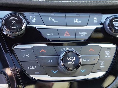 Certified 2024 Chrysler Pacifica Premium image 33