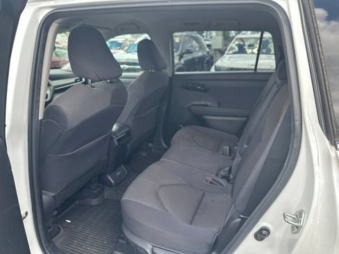 Used 2022 Toyota Highlander LE FWD image 12