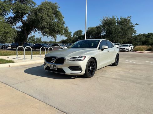 Used 2020 Volvo S60 T5 Momentum w/ Protection Package image 2