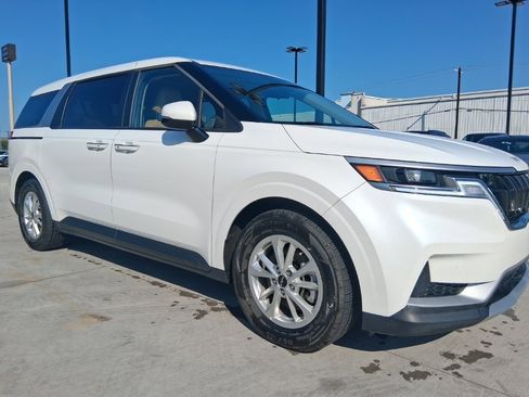 Used 2024 Kia Carnival LX image 3