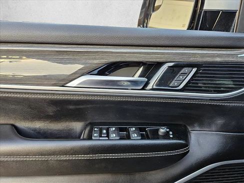 Used 2022 Jeep Wagoneer Series III w/ Flexible Seating Group image 9