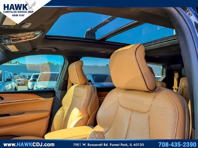 Used 2023 Jeep Grand Cherokee L Summit AWD/4WD image 10