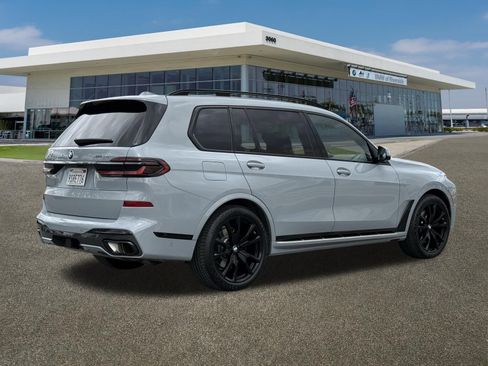Certified 2025 BMW X7 xDrive40i w/ M Sport Package AWD/4WD image 10