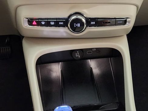 Certified 2026 Volvo XC40 B5 Plus AWD/4WD image 18