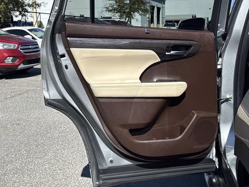 Used 2022 Toyota Highlander Limited image 13