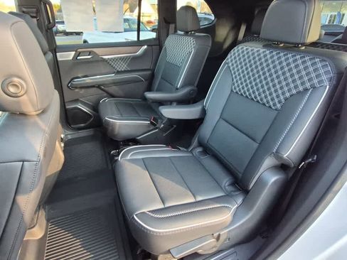 Used 2025 GMC Acadia Denali w/ Super Cruise Package image 8