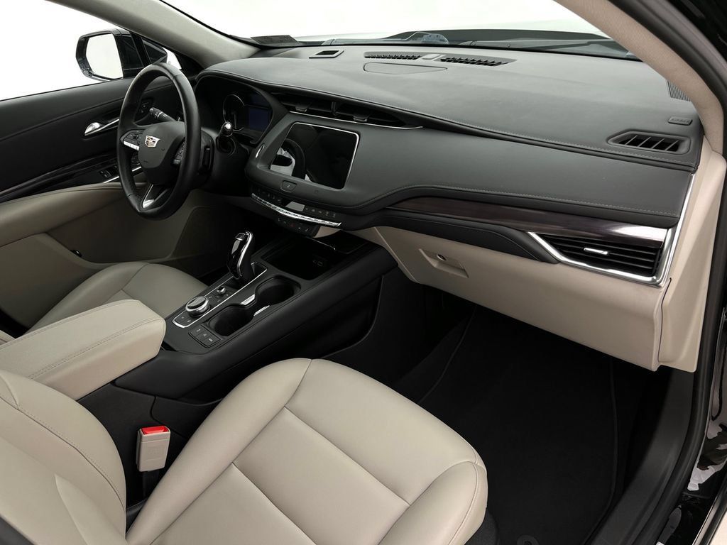 Used 2021 Cadillac XT4 Luxury w/ Cold Weather Package AWD/4WD image 13