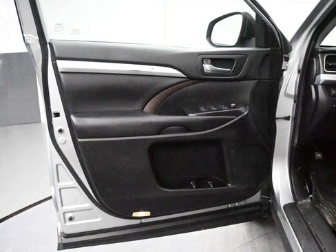 Used 2019 Toyota Highlander XLE image 8