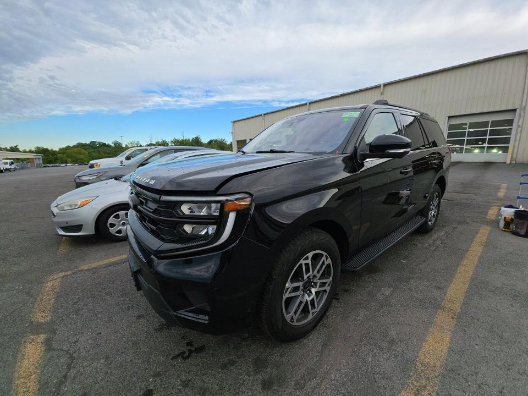 Used 2025 Ford Expedition Active AWD/4WD image 3