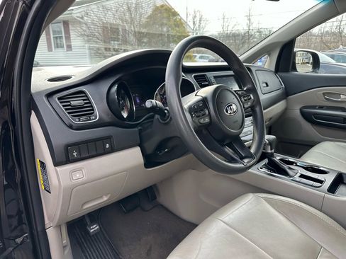 Used 2020 Kia Sedona L image 10