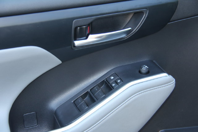 Used 2022 Toyota Highlander XLE AWD/4WD image 17