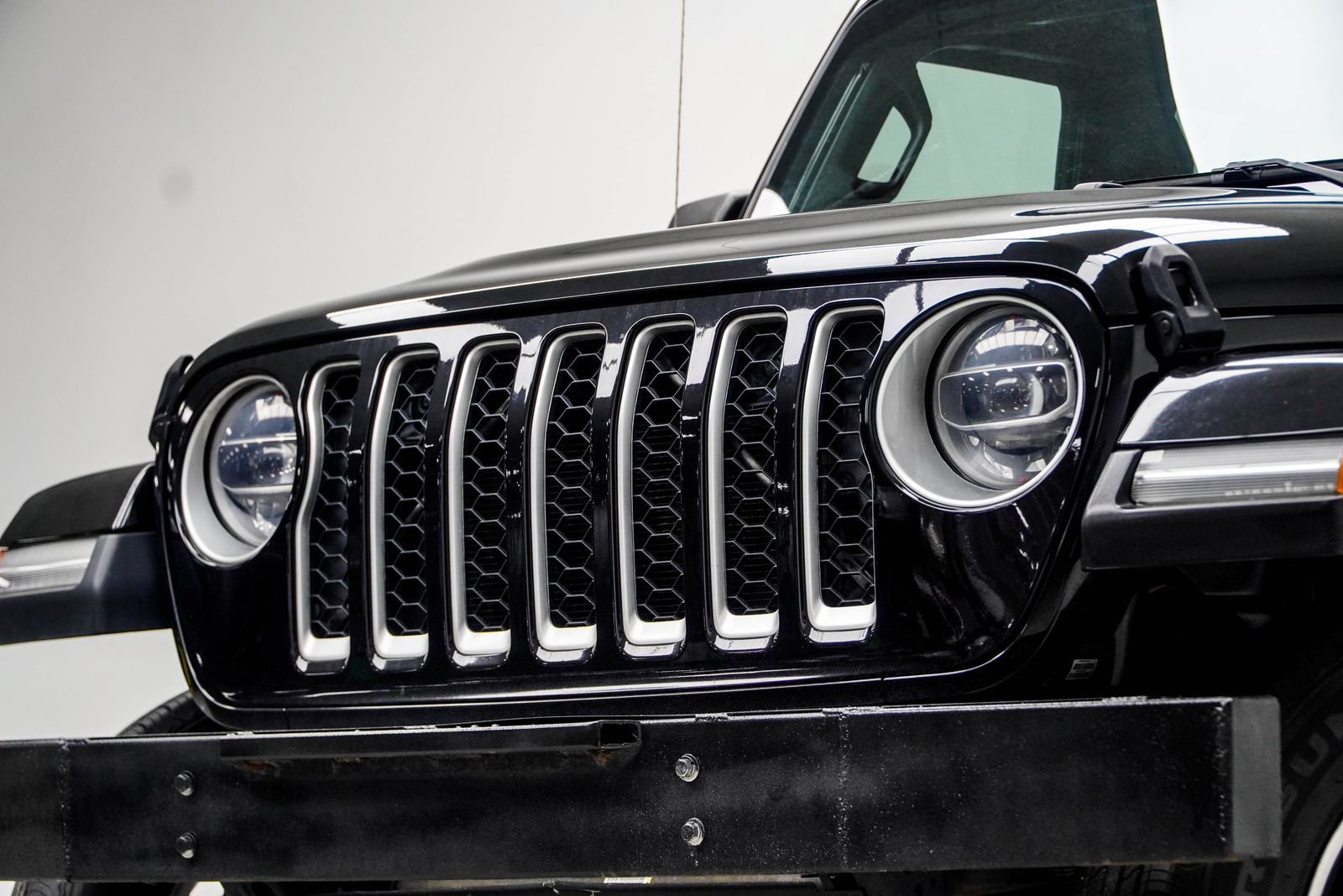 Used 2022 Jeep Gladiator Overland w/ Popular Equipment Package AWD/4WD image 2