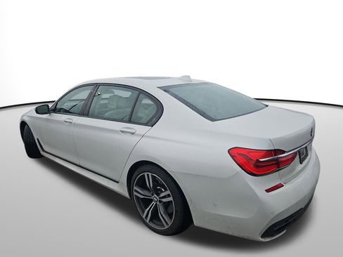Used 2017 BMW 750i image 2