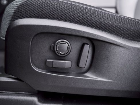 Used 2025 Land Rover Defender 110 V8 image 39