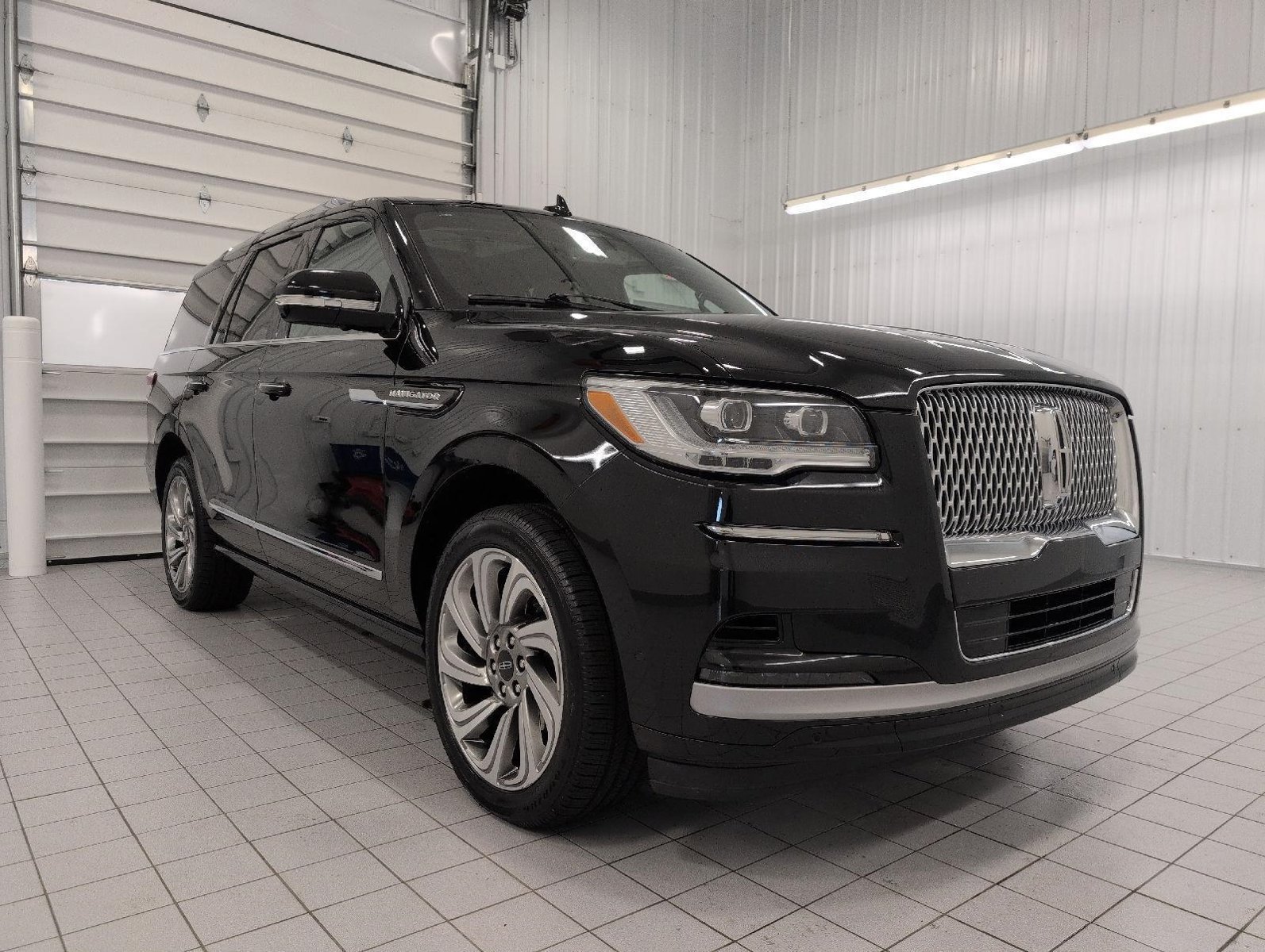 Used 2023 Lincoln Navigator Reserve AWD/4WD image 1