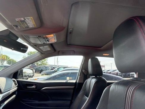 Used 2019 Toyota Highlander SE AWD/4WD image 17