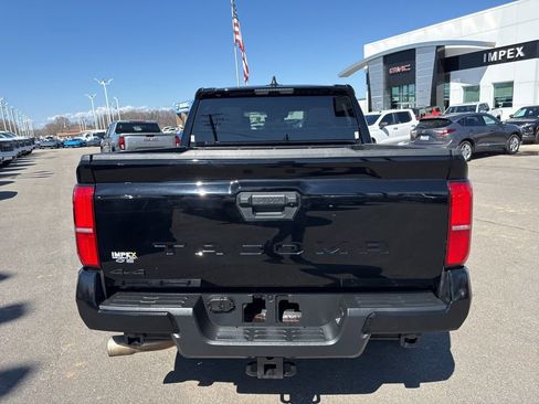 Used 2025 Toyota Tacoma TRD Sport AWD/4WD image 4
