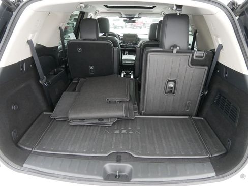 Used 2024 Nissan Pathfinder Platinum image 10