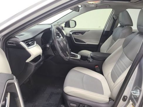 Used 2019 Toyota RAV4 XLE Premium FWD image 17