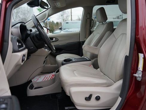 Used 2021 Chrysler Pacifica Touring-L image 11