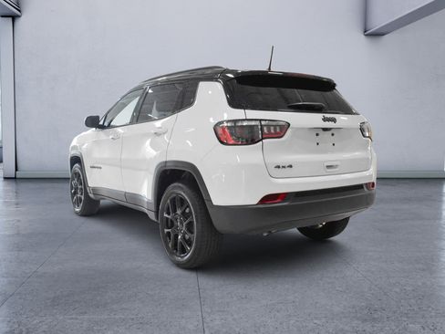 Used 2024 Jeep Compass Latitude w/ Convenience Group AWD/4WD image 3
