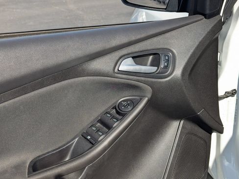 Used 2015 Ford Focus SE w/ Equipment Group 201A FWD image 26