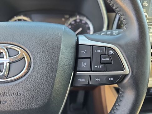 Used 2022 Toyota Highlander XLE image 19