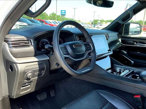 Used 2023 Jeep Wagoneer L Series III w/ Preferred Equipment Group image 16