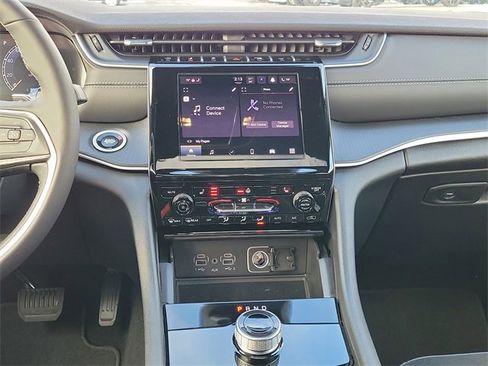 New 2025 Jeep Grand Cherokee L Altitude image 28