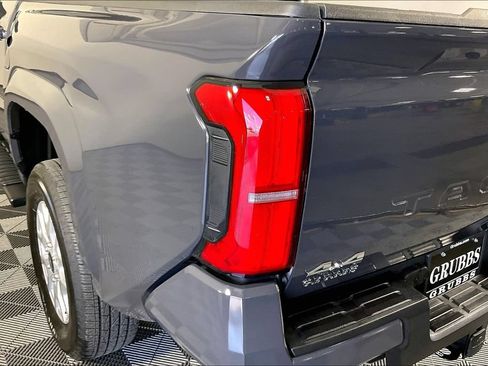Used 2025 Toyota Tacoma SR5 AWD/4WD image 38