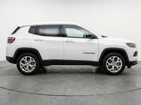 Used 2025 Jeep Compass Latitude AWD/4WD image 11