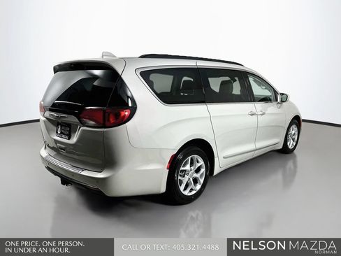 Used 2017 Chrysler Pacifica Touring-L FWD image 6