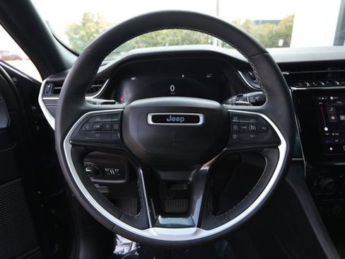 Used 2023 Jeep Grand Cherokee L Laredo image 11