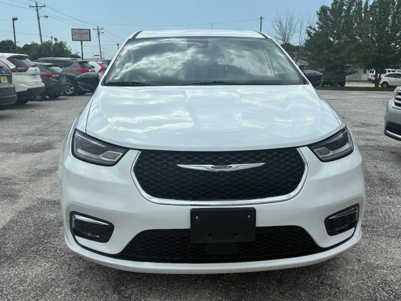 Used 2024 Chrysler Pacifica Touring-L FWD image 2
