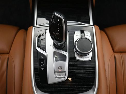 Used 2022 BMW 740i xDrive w/ M Sport Package image 15