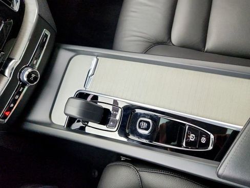 Certified 2025 Volvo XC60 B5 Plus image 25